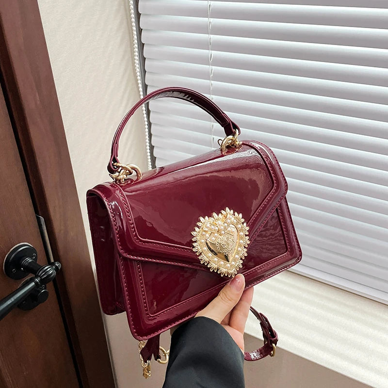 An elegant lady postman's bag 2025073002