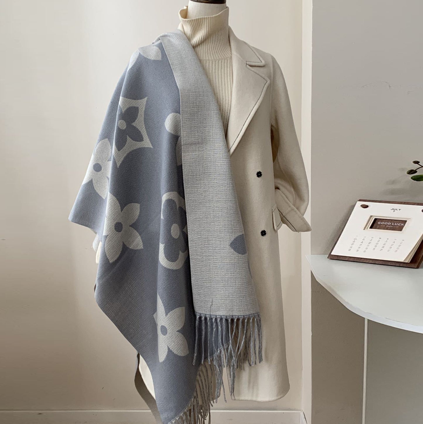 Reversible Shawl-Style Wool and Cashmere Scarf 1025090801