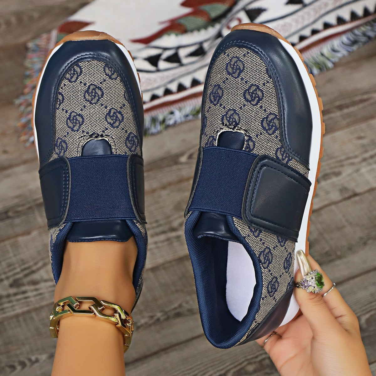 New Vintage Floral Round-Toe Sneakers 1025082909