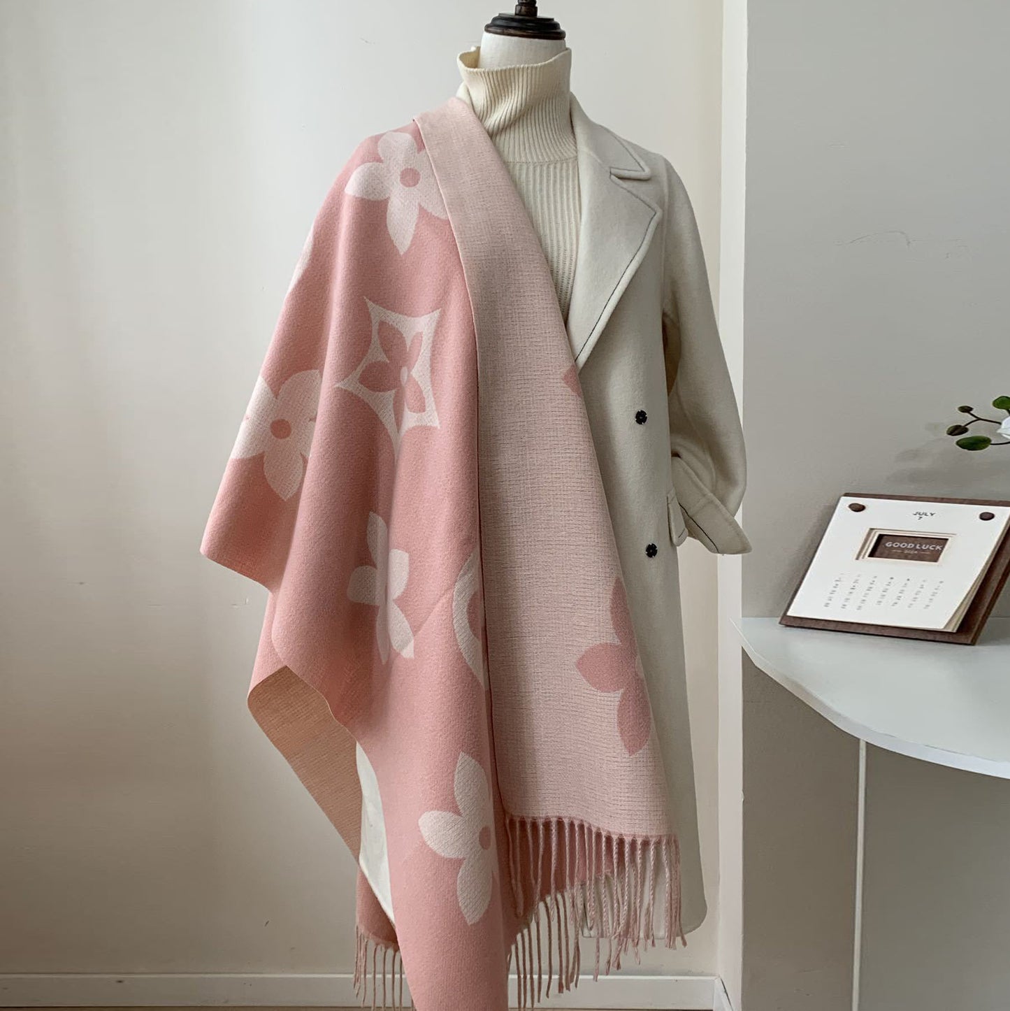 Reversible Shawl-Style Wool and Cashmere Scarf 1025090801