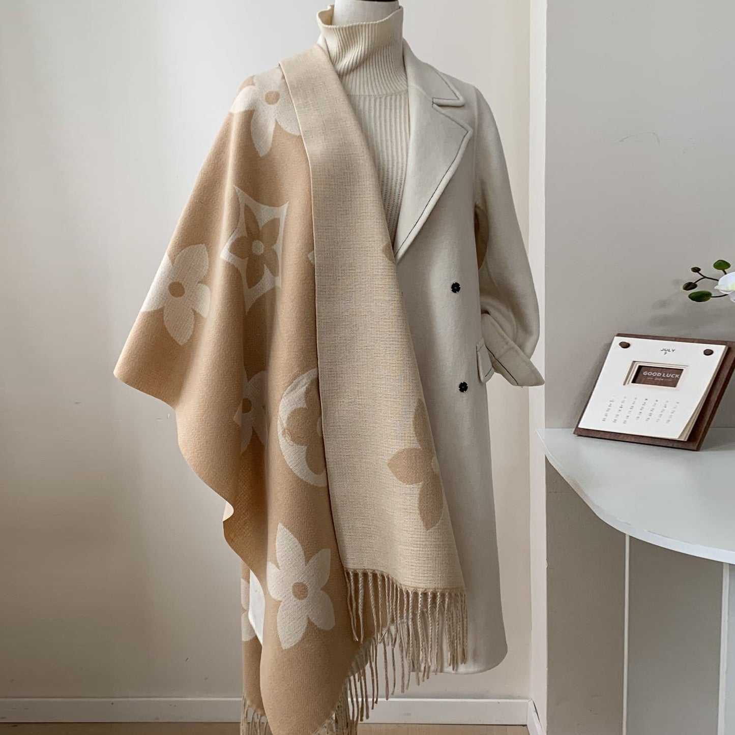 Reversible Shawl-Style Wool and Cashmere Scarf 1025090801